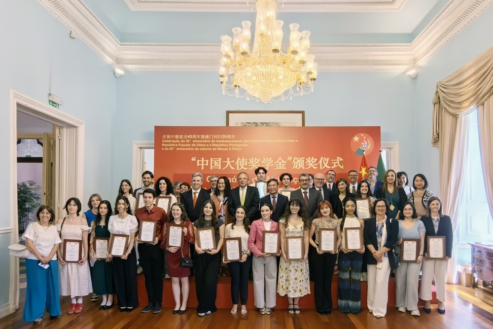 Cerimónia de atribuição das bolsas de estudo “Chinese Ambassador Scholarship”, realizada na Embaixada da China