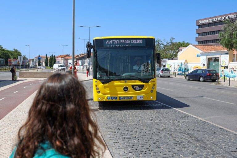 Executivo municipal viajou num autocarro da Carris Metropolitana, para verificar como é feita a ligação às praias - linha 4470 liga Setúbal ao Creiro, via Azeitão