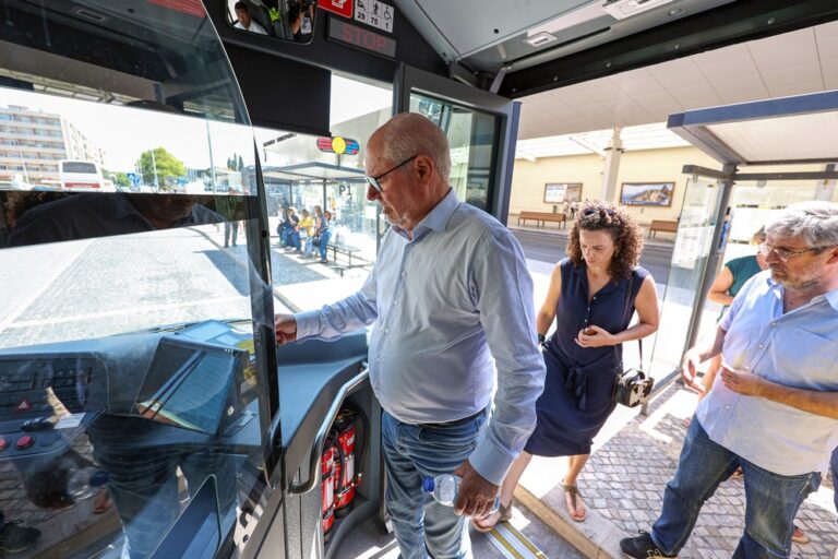 Executivo municipal viajou num autocarro da Carris Metropolitana entre Setúbal e o Creiro, para verificar como é feita a ligação às praias - presidente da Câmara, André Martins