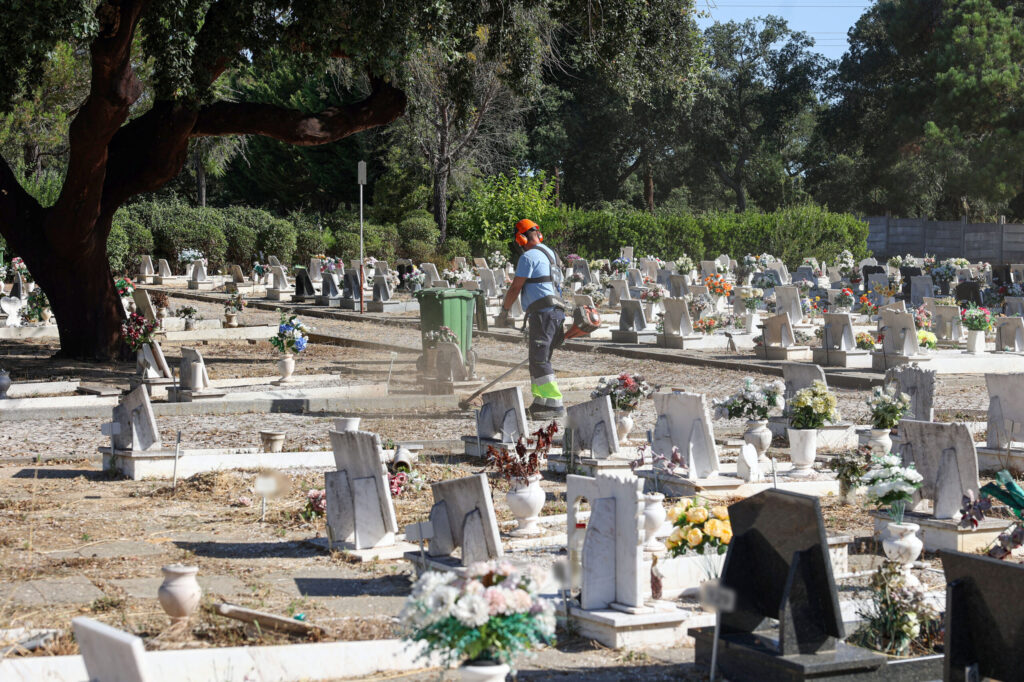 Limpeza e corte de ervas no Cemitério da Paz