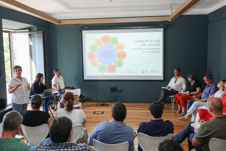 Reunião de balanço de ano letivo entre a Câmara Municipal e juntas de freguesia e associações de pais e encarregados de educação