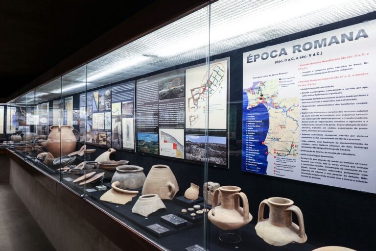 Exposição permanente de arqueologia no MAEDS - Museu de Arqueologia e Etnografia do Distrito de Setúbal, que reflete a atividade humana na região desde o Paleolítico inferior até à Época romana