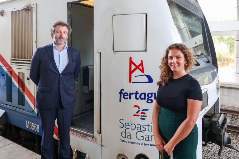 Inauguração do comboio da Fertagus Sebastião da Gama - estação de Coina - vereador Pedro Pina e presidente da Junta de Freguesia de Azeitão, Sónia Paulo