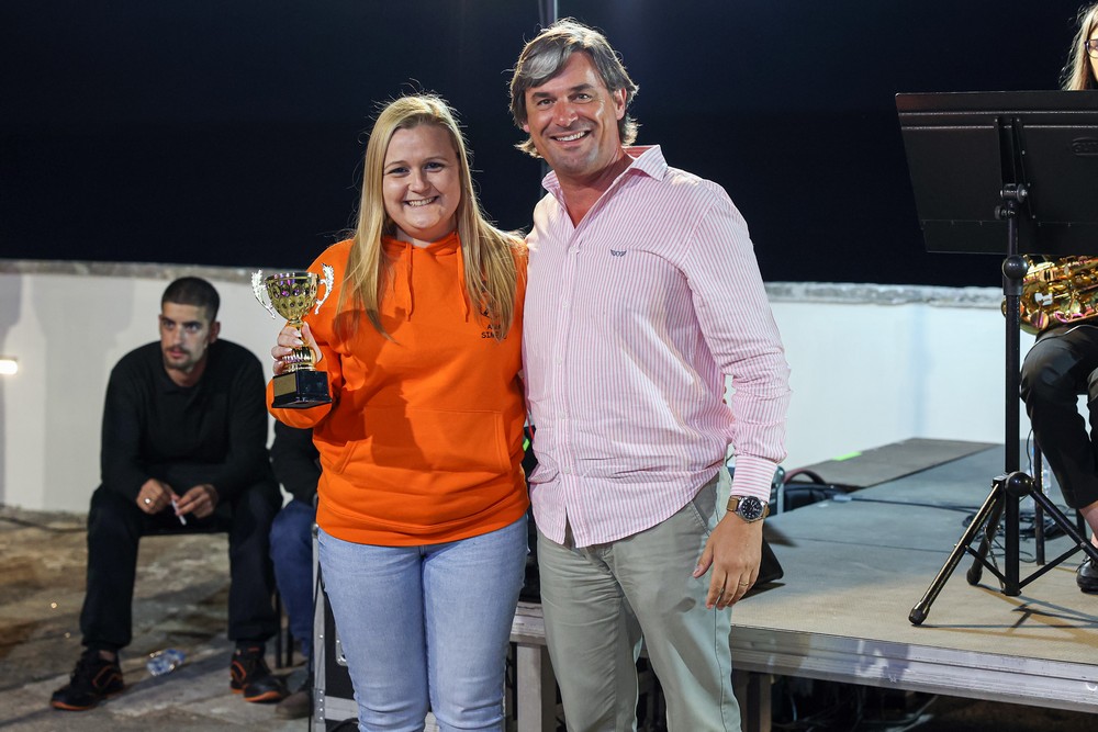 Marchas Populares de Setúbal 2024 - Entrega de prémios - Presidente da Junta de Freguesia de São Sebastião, Luís Matos, entrega prémio ao Grupo Desportivo Independente (quinto classificado)