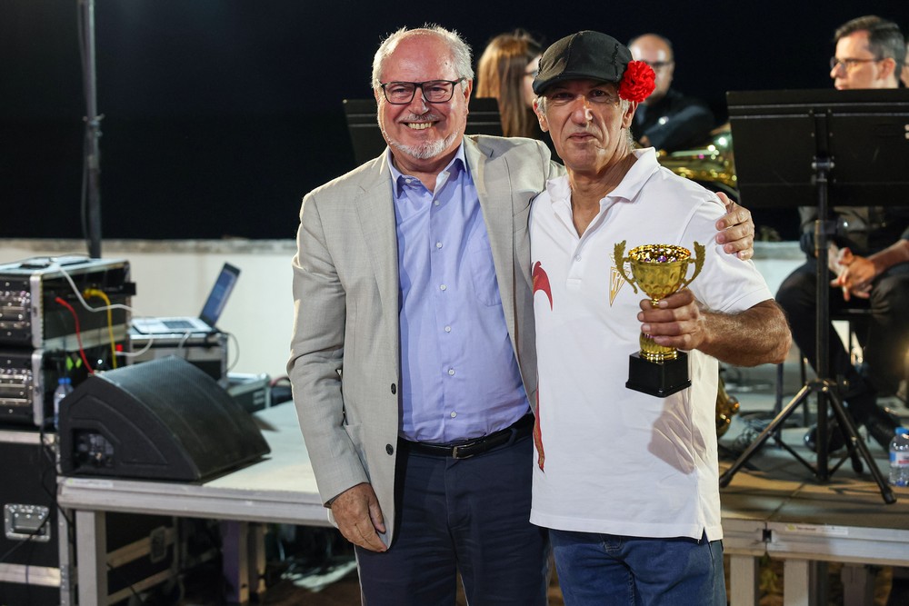 Marchas Populares de Setúbal 2024 - Entrega de prémios - Presidente da Câmara Municipal, André Martins, entrega prémio ao Clube Recreativo Palhavã (quarto classificado)
