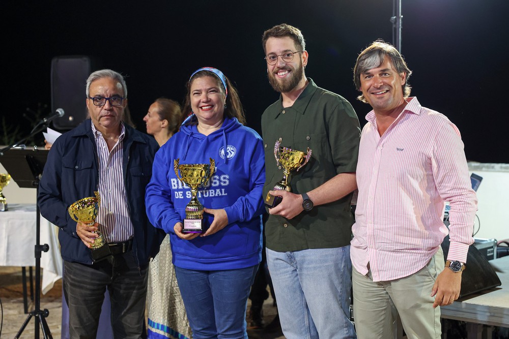 Marchas Populares de Setúbal 2024 - Entrega de prémios - Presidente da Junta de Freguesia de Freguesia de São Sebastião, Luís Matos, entrega prémio ao Núcleo Bicross de Setúbal (segundo classificado)