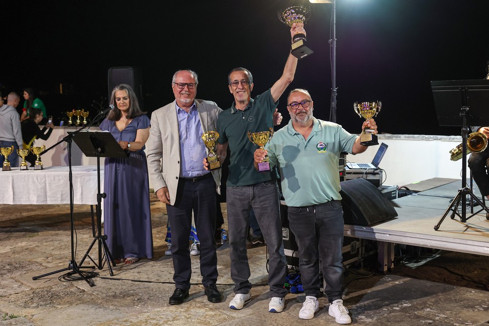 Marchas Populares de Setúbal 2024 - Entrega de prémios - Presidente da Câmara Municipal, André Martins, entrega prémio ao Núcleo dos Amigos do Bairro Santos Nicolau (primeiro classificado)