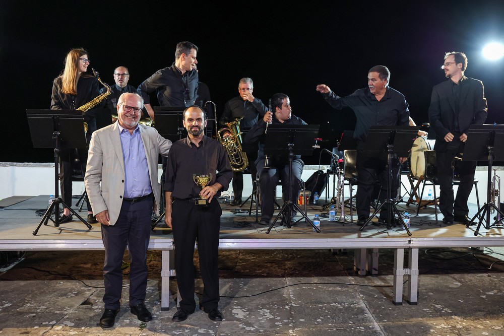 Marchas Populares de Setúbal 2024 - Entrega de prémios - Presidente da Câmara, André Martins, entrega prémio ao responsável do cavalinho "Os amigos da música", Tiago Glória