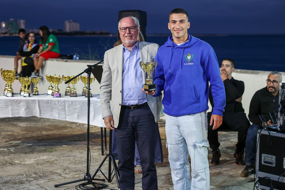 Marchas Populares de Setúbal 2024 - Entrega de prémios - Presidente da Câmara, André Martins, entrega prémio ao Grupo Desportivo Setubalense "Os 13" (oitavo classificado)