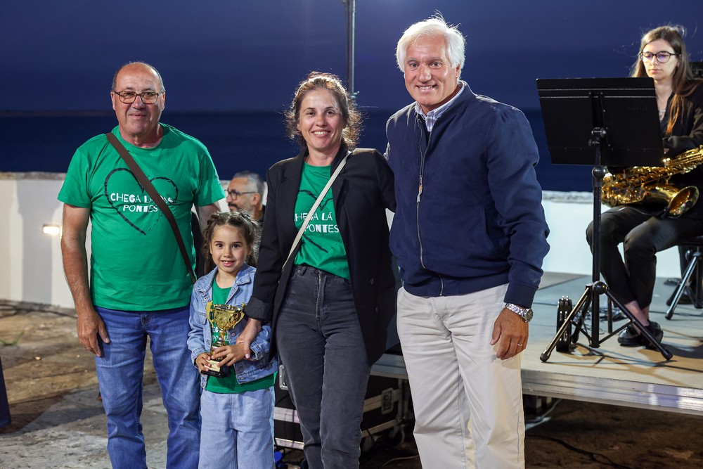 Marchas Populares de Setúbal 2024 - Entrega de prémios - Presidente da Junta de Freguesia de Gâmbia-Pontes-Alto da Guerra, Luís Custódio, entrega prémio à União Desportiva e Recreativa das Pontes (sétima classificada)