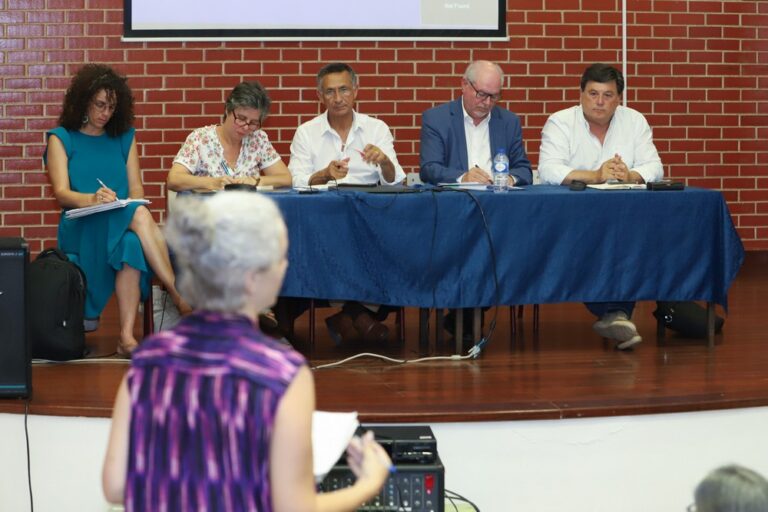“Ouvir a População, Construir o Futuro” - Reunião com moradores da Avenida dos Ciprestes - Executivo municipal, liderado por André Martins, e presidente da União das Freguesias de Setúbal ouvem moradora