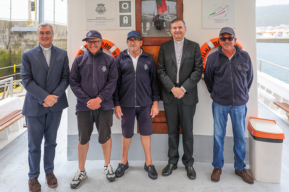 Delegação da Diocese do Porto visitou Setúbal - Bispos de Setúbal e do Porto, cardeal D. Américo Aguiar e D. Manuel Linda, com a tripulação do "Maravilha do Sado"