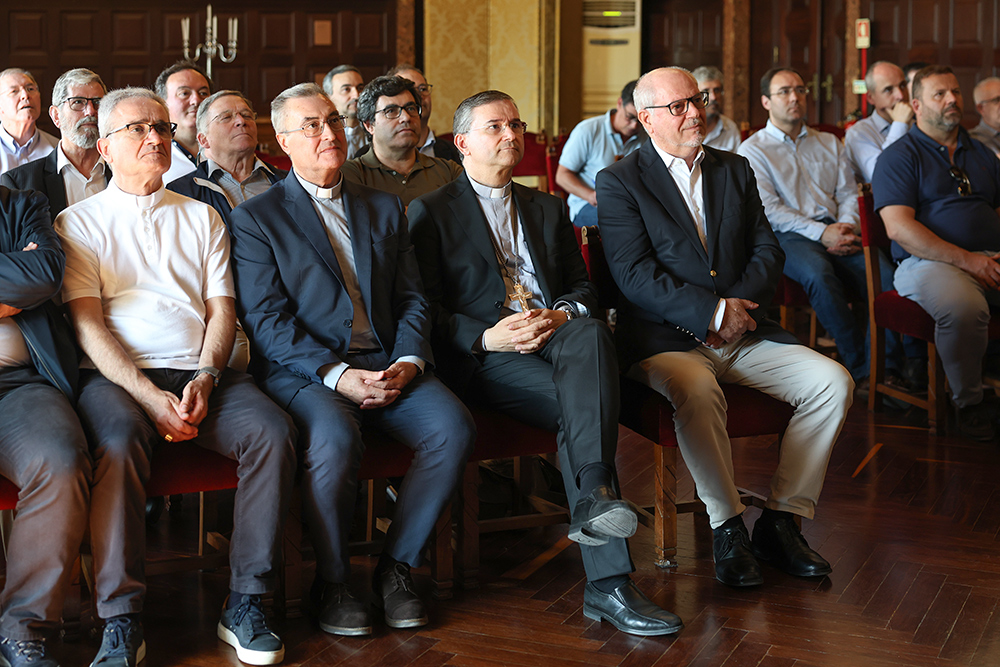 Delegação da Diocese do Porto visitou Setúbal - Presidente da Câmara, André Martins, com os bispos de Setúbal e do Porto, cardeal D. Américo Aguiar e D. Manuel Linda
