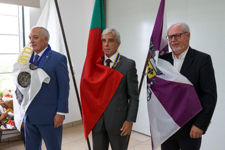 Cerimónia de transmissão de tarefas do Rotary Club de Setúbal - Presidente da Câmara, André Martins, com o novo e o anterior presidente da instituição, José Coelho e Vítor Marques
