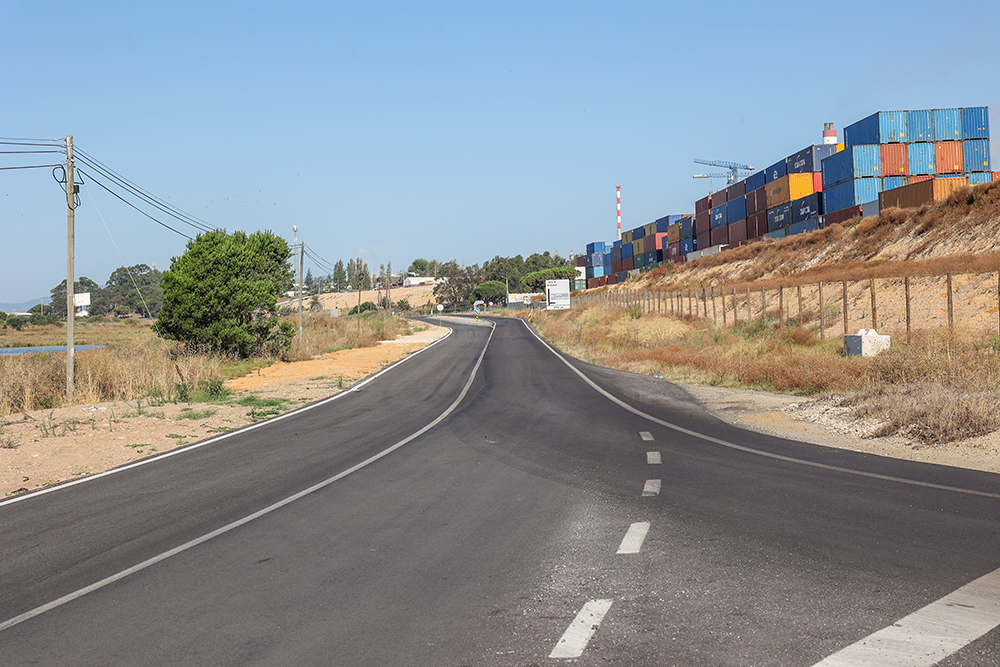 Obras na Estrada da Mitrena - Troço de um quilómetro e meio junto da Lisnave já concluído