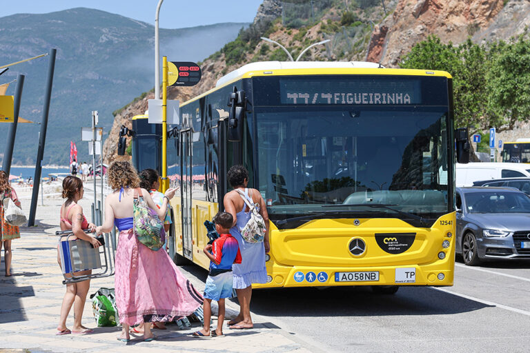 Arrábida sem carros - Entre 1 de julho e 4 de agosto mais de 155 mil pessoas já foram de autocarro para as praias da Arrábida