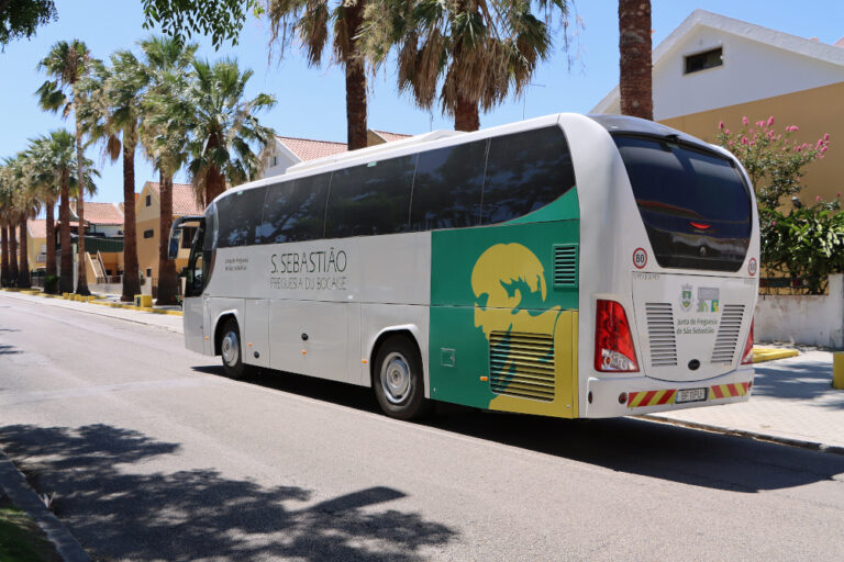 Novo autocarro da Junta de Freguesia de São Sebastião