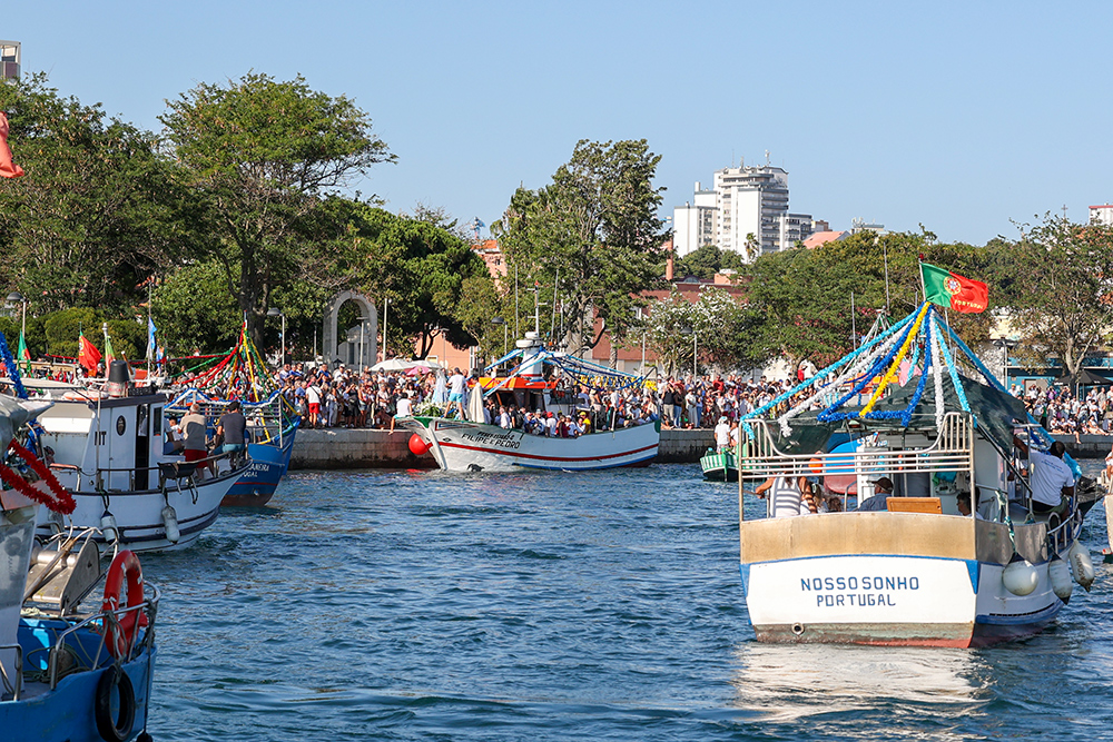 Festas de Nossa Senhora do Rosário de Troia - Círio Fluvial - Traineira Filipe e Pedro transportou a imagem da santa e várias entidades, incluindo o presidente da Câmara Municipal, André Martins