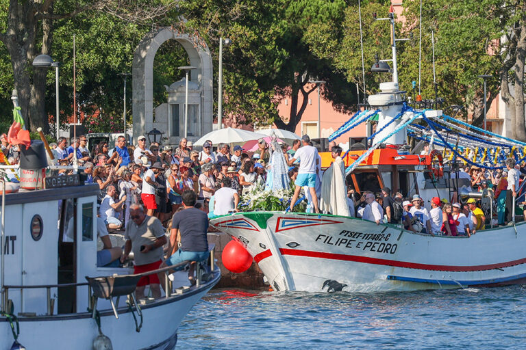 Festas de Nossa Senhora do Rosário de Troia - Círio Fluvial - Traineira Filipe e Pedro transportou a imagem da santa e várias entidades, incluindo o presidente da Câmara Municipal, André Martins