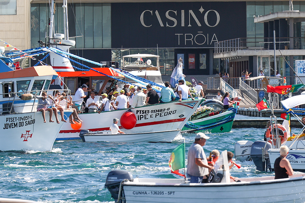 Festas de Nossa Senhora do Rosário de Troia - Círio Fluvial - Traineira Filipe e Pedro transportou a imagem da santa e várias entidades, incluindo o presidente da Câmara Municipal, André Martins