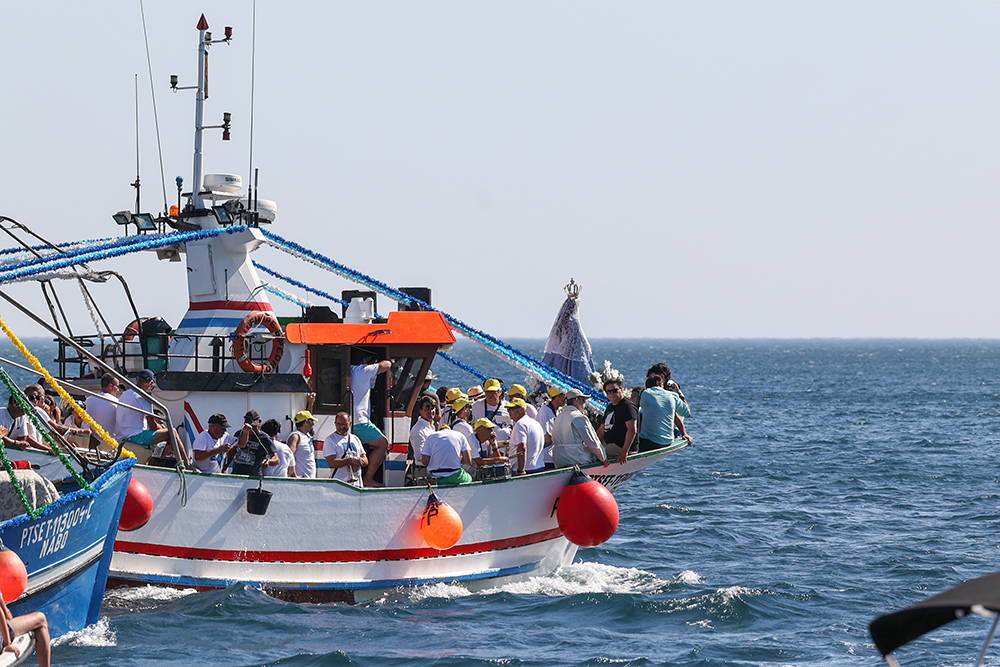 Festas de Nossa Senhora do Rosário de Troia - Círio Fluvial - Traineira Filipe e Pedro transportou a imagem da santa e várias entidades, incluindo o presidente da Câmara Municipal, André Martins