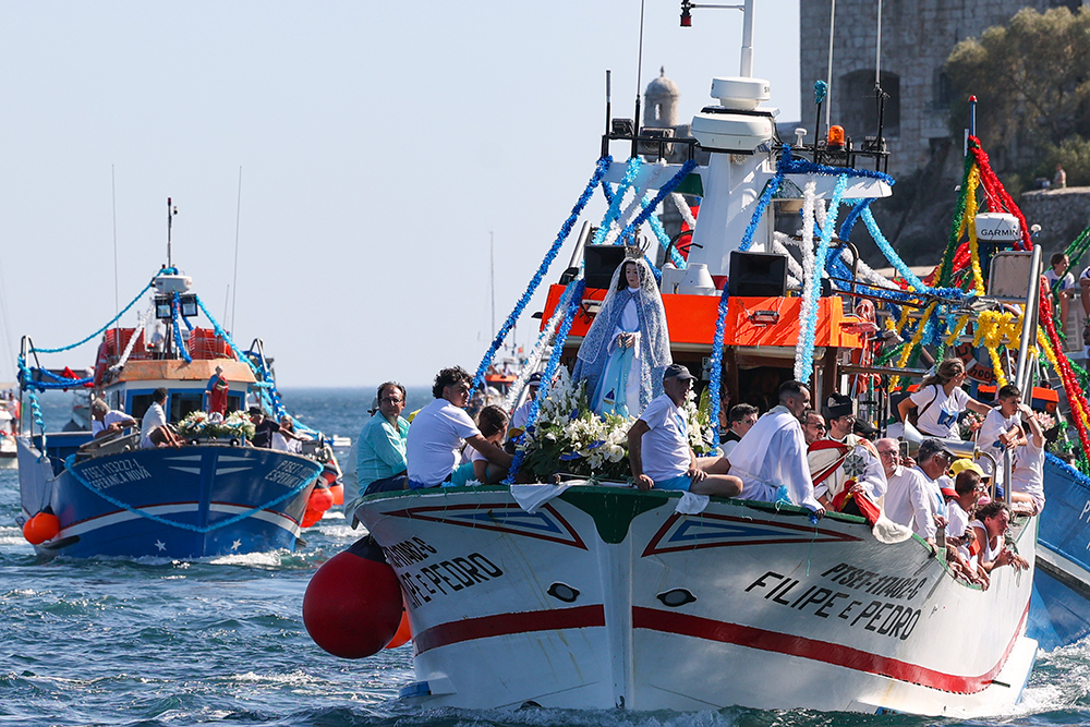 Festas de Nossa Senhora do Rosário de Troia - Círio Fluvial - Traineira Filipe e Pedro transportou a imagem da santa e várias entidades, incluindo o presidente da Câmara Municipal, André Martins