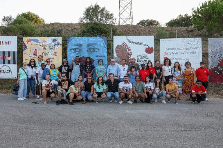 Inauguração da exposição de pintura colaborativa, com a participação de oito associações de jovens, na Feira de Sant'Iago