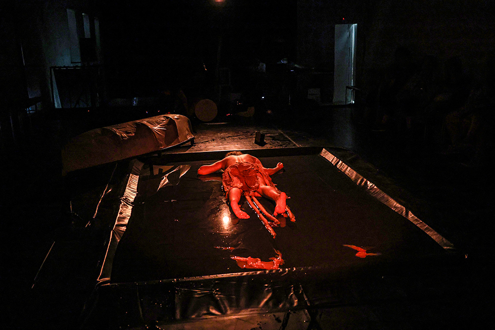 Festa do Teatro 2024 - "Memória da Matéria: A Passagem”, da companhia UmColetivo