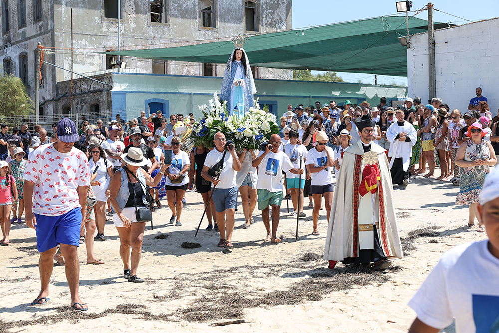 Festas de Nossa Senhora do Rosário de Troia - Procissão na praia da Caldeira de Troia