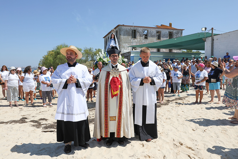 Festas de Nossa Senhora do Rosário de Troia - Procissão na praia da Caldeira de Troia