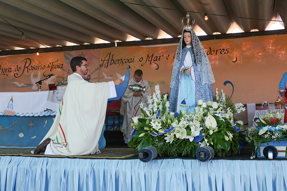 Festas de Nossa Senhora do Rosário de Troia - Missa na Caldeira de Troia celebrada pelo padre Casimiro Henriques