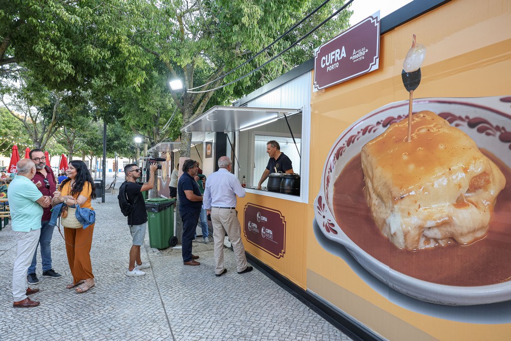 Festival de Francesinhas decorre até 18 de agosto no Largo José Afonso - Presidente da Câmara, André Martins, visitou os restaurantes presentes