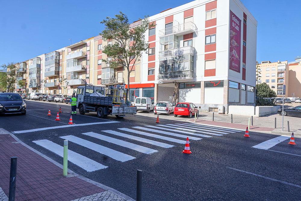Pintura de passadeiras - Avenida Infante D. Henrique