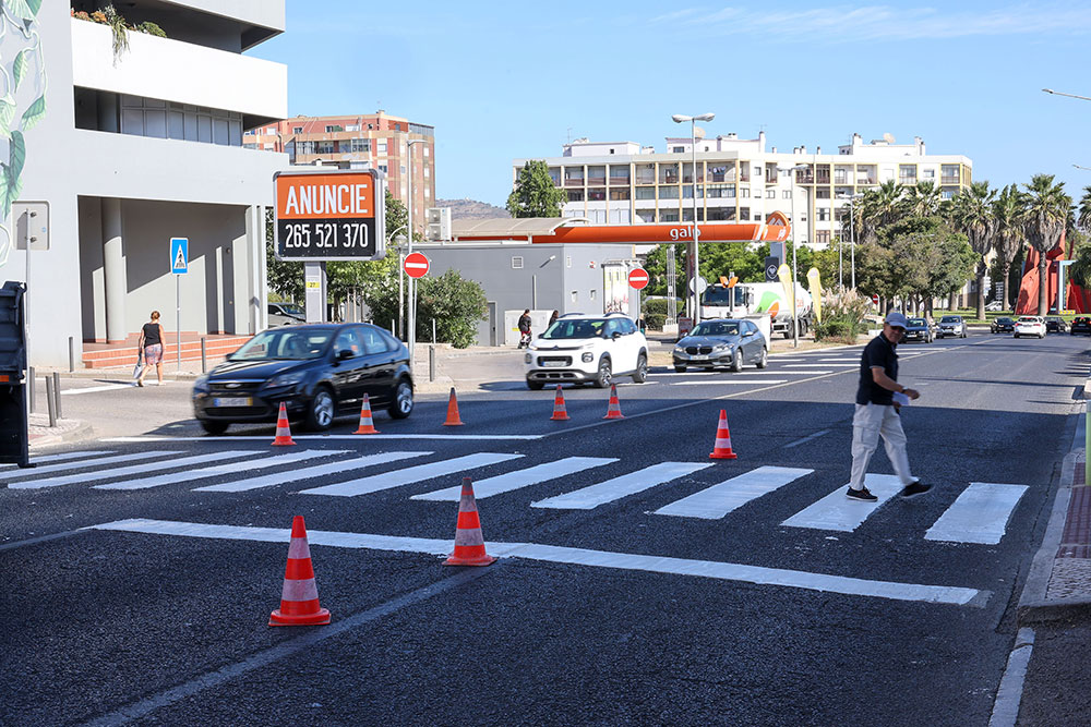 Pintura de passadeiras - Avenida Infante D. Henrique