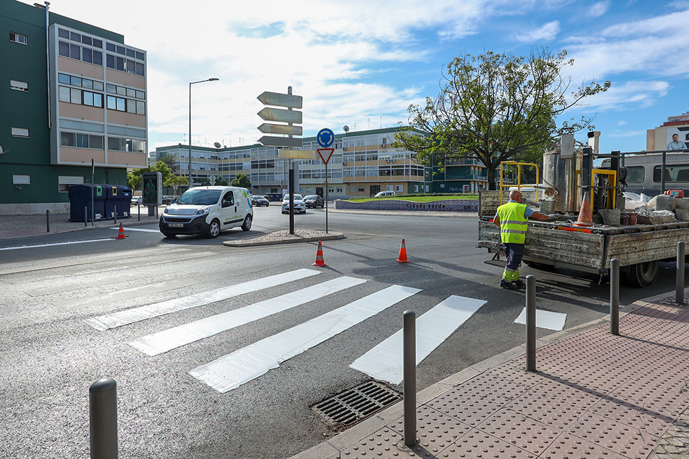 Pintura de passadeiras - Avenida Infante D. Henrique