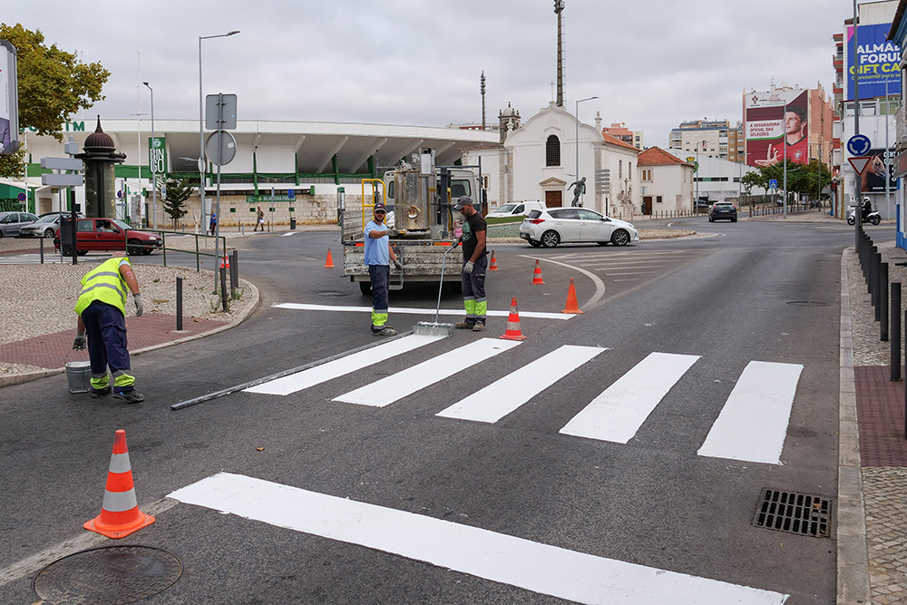 Pintura de passadeiras - Avenida Alexandre Herculano