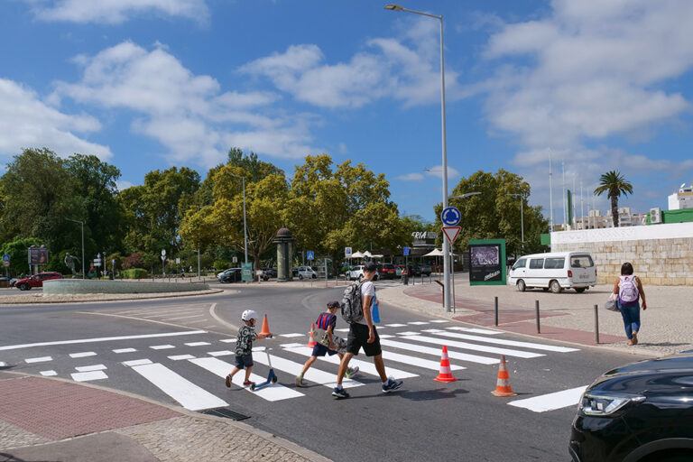 Pintura de passadeiras - Avenida Independência das Colónias