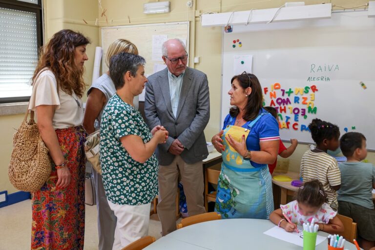 Abertura do ano letivo assinalada no Jardim de Infância de Casal de Bolinhos, em Azeitão - Presidente da Câmara, André Martins, e vice-presidente Carla Guerreiro