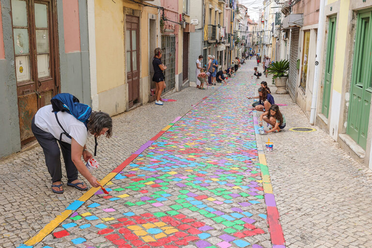 Pintura da calçada da Rua Arronches Junqueiro reuniu cerca de 200 participantes