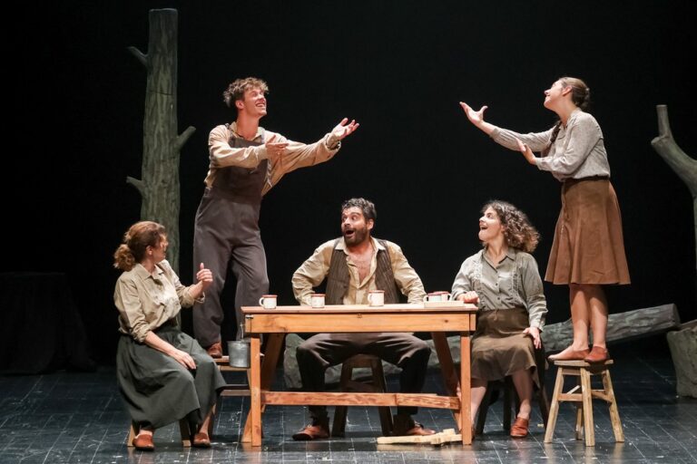 XXVI Festa do Teatro | Moço da Cola pela companhia Astro Fingido - sessão de encerramento