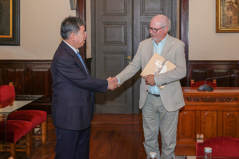 Receção a delegação da cidade chinesa de Tianjin - Presidente da Câmara, André Martins, e presidente do Comité Permanente do Congresso do Povo do Município de Tianjin, Yu Yunlin