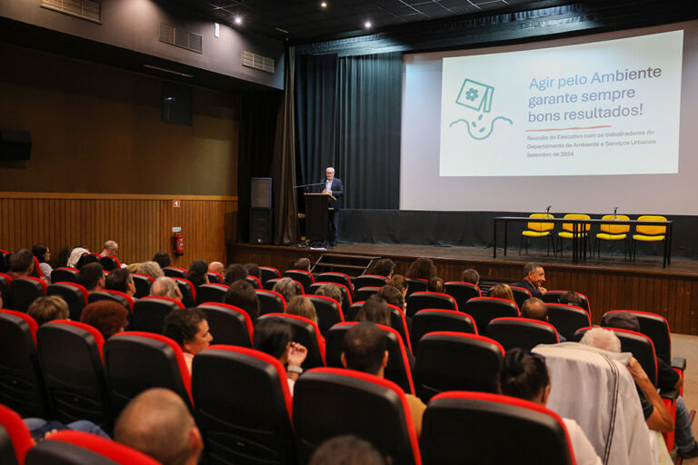 Reunião do executivo municipal com os trabalhadores do Departamento de Ambiente e Serviços Urbanos