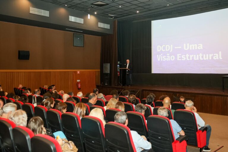 Reunião do executivo municipal com os trabalhadores do Departamento de Cultura, Desporto, Direitos Sociais, Saúde e Juventude