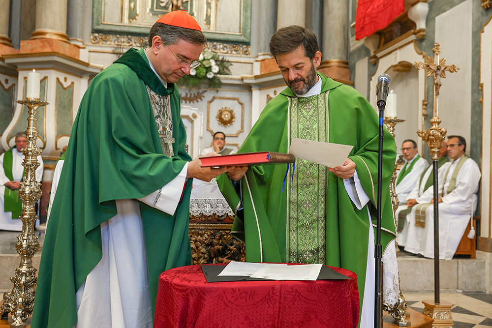 O bispo de Setúbal, D. Américo Aguiar, presidiu à cerimónia de tomada de posse do novo pároco da Paróquia de Nossa Senhora da Anunciada, Rui Gouveia