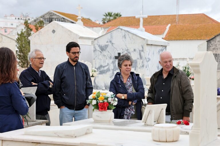 Cravos vermelhos foram depositados em campas de individualidades que de destacaram pela defesa da Liberdade