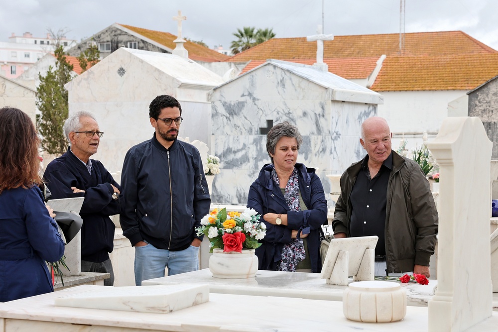 Cravos vermelhos foram depositados em campas de individualidades que de destacaram pela defesa da Liberdade