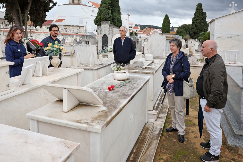 Cravos vermelhos foram depositados em campas de individualidades que de destacaram pela defesa da Liberdade