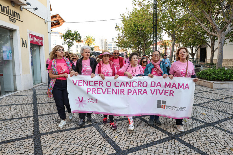 'Outubro Rosa' em caminhada solidária pela cidade