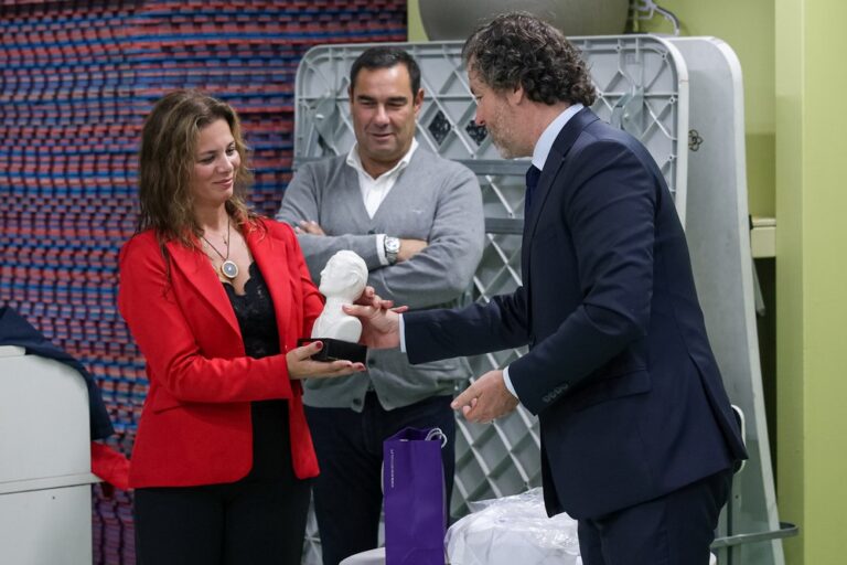 Comemoração do 23.º aniversário da Escola de Futebol Feminino de Setúbal - Vereador do Desporto, Pedro Pina, e presidente da EFFS, Sara Gonçalves Luzia