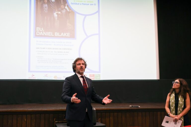 Sessão "Um filme e dois dedos de conversa" refletiu sobre pobreza e exclusão social
